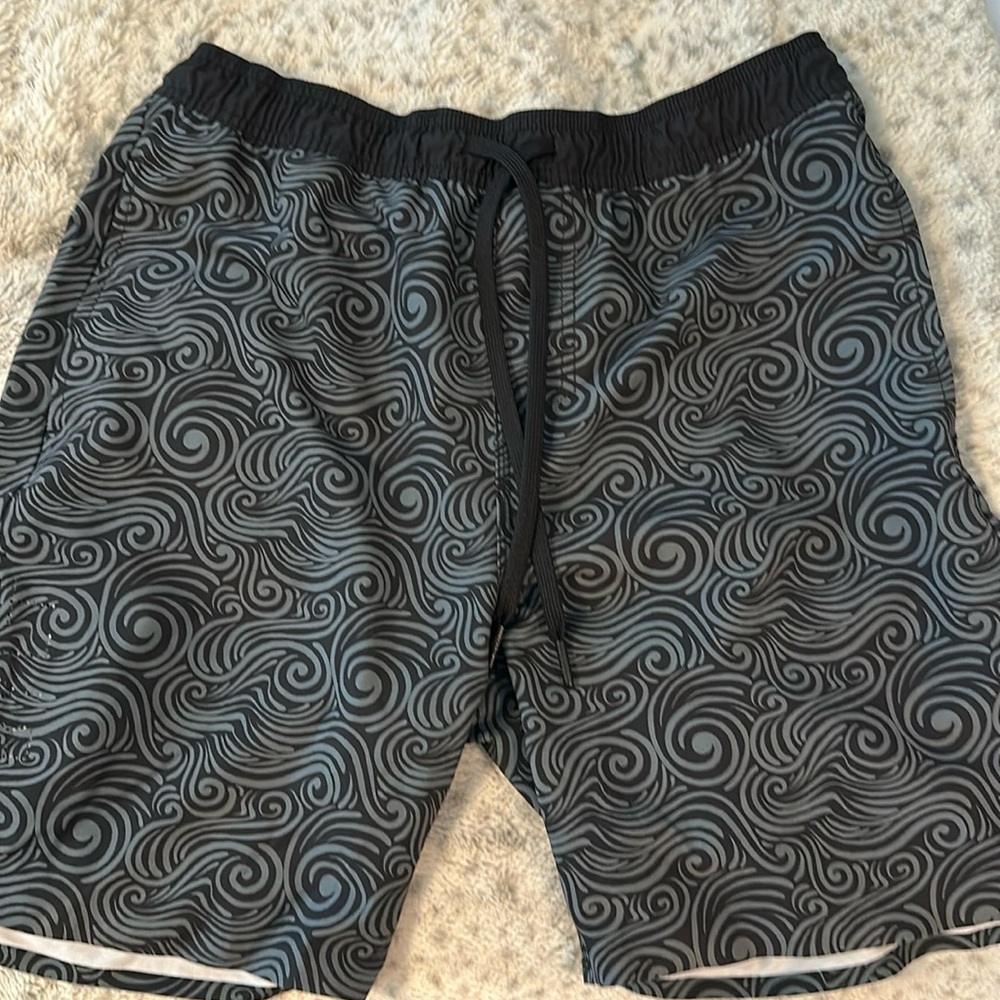 Men’s Bylt Basics coastal board shorts, size large in black/green